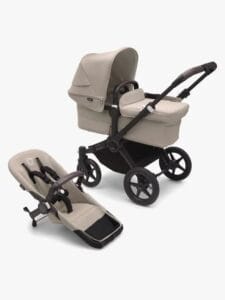 Bugaboo Donkey 5 Mono Complete -yhdistelmävaunut beigeillä kankailla ja mustalla rungolla sekä erillisellä istuinmoduulilla.