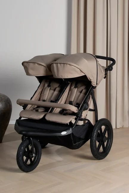 Beemoo Activity Twin sisarusvaunut beige-värissä, vierekkäinen istuinratkaisu ja suuret ilmakumipyörät.