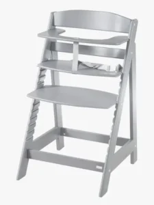 Harmaa säädettävä puinen syöttötuoli lapselle valkoista taustaa vasten, mukana turvavyö ja jalkatuki