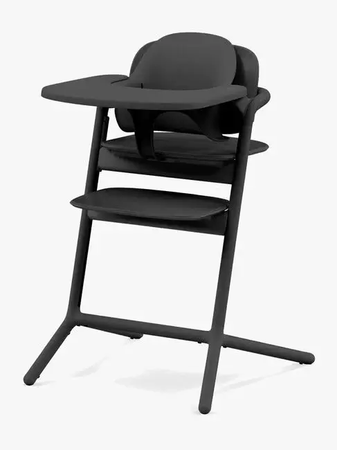 Musta vauvan syöttötuoli tarjottimella ja jalkatuella valkoista taustaa vasten
