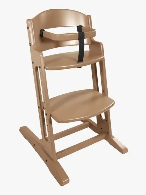 Puinen säädettävä syöttötuoli lapselle, jossa turvaremmi ja korkeussäädettävä istuin- ja jalkataso