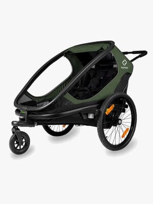 Musta ja vihreä Hamax lasten pyöräkärry etupyörällä valkoisella taustalla