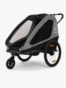 Vihreä Hamax lasten pyöräkärry kolmella pyörällä valkoisella taustalla