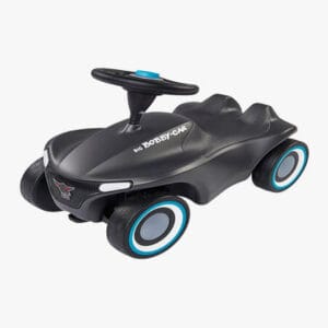 Musta potkuauto sinisillä yksityiskohdilla valkoisella taustalla