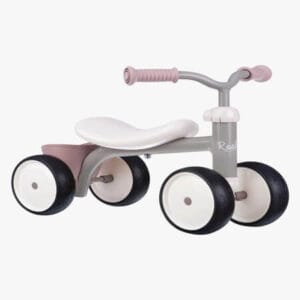 Vaaleanpunainen ja harmaa nelipyöräinen potkuauto lapselle valkoisella taustalla