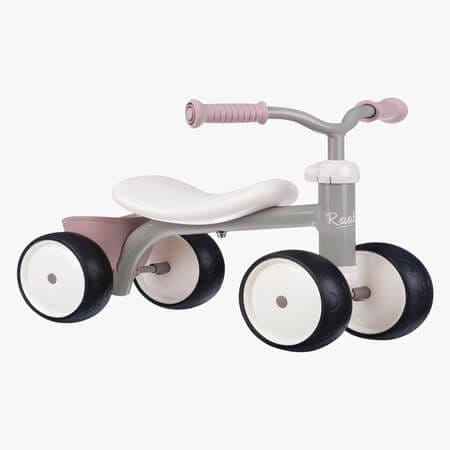 Vaaleanpunainen ja harmaa nelipyöräinen potkuauto lapselle valkoisella taustalla