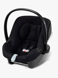 Kuvassa musta Cybex turvakaukalo vauvalle, jossa on kantokahva, pehmustettu istuinosa ja turvavyöt turvallista automatkustamista varten.