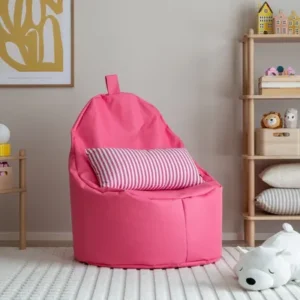 Kirkkaan pinkki säkkituoli lastenhuoneessa, jossa on raidallinen tyyny, leluhylly ja pehmeä matto.